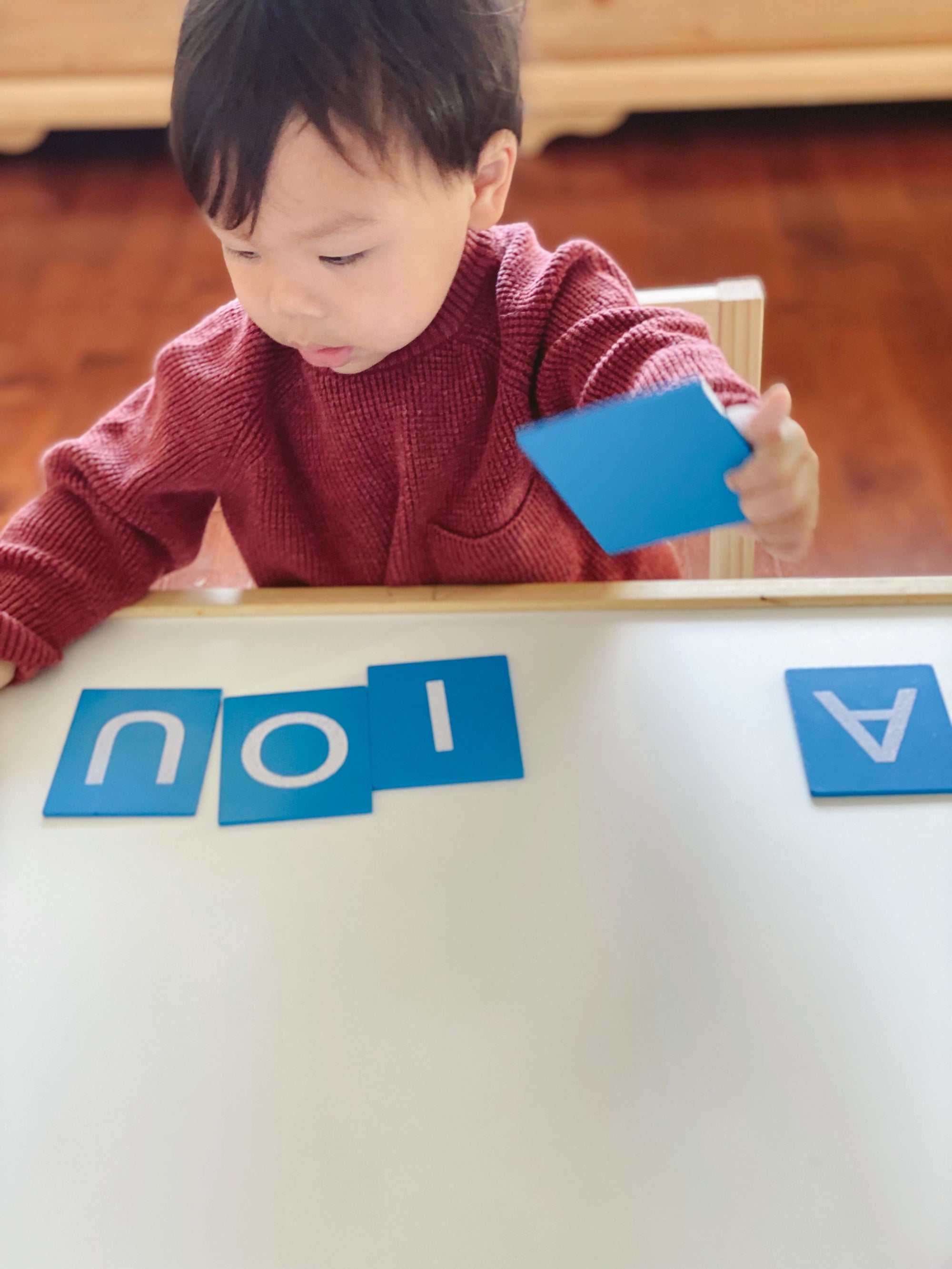 ¿Cómo enseña Montessori el alfabeto? - Montessori Momers